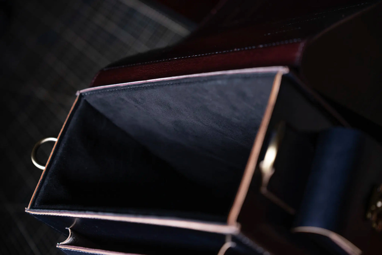 Black handcrafted leather camera bag-Shockproof_layer