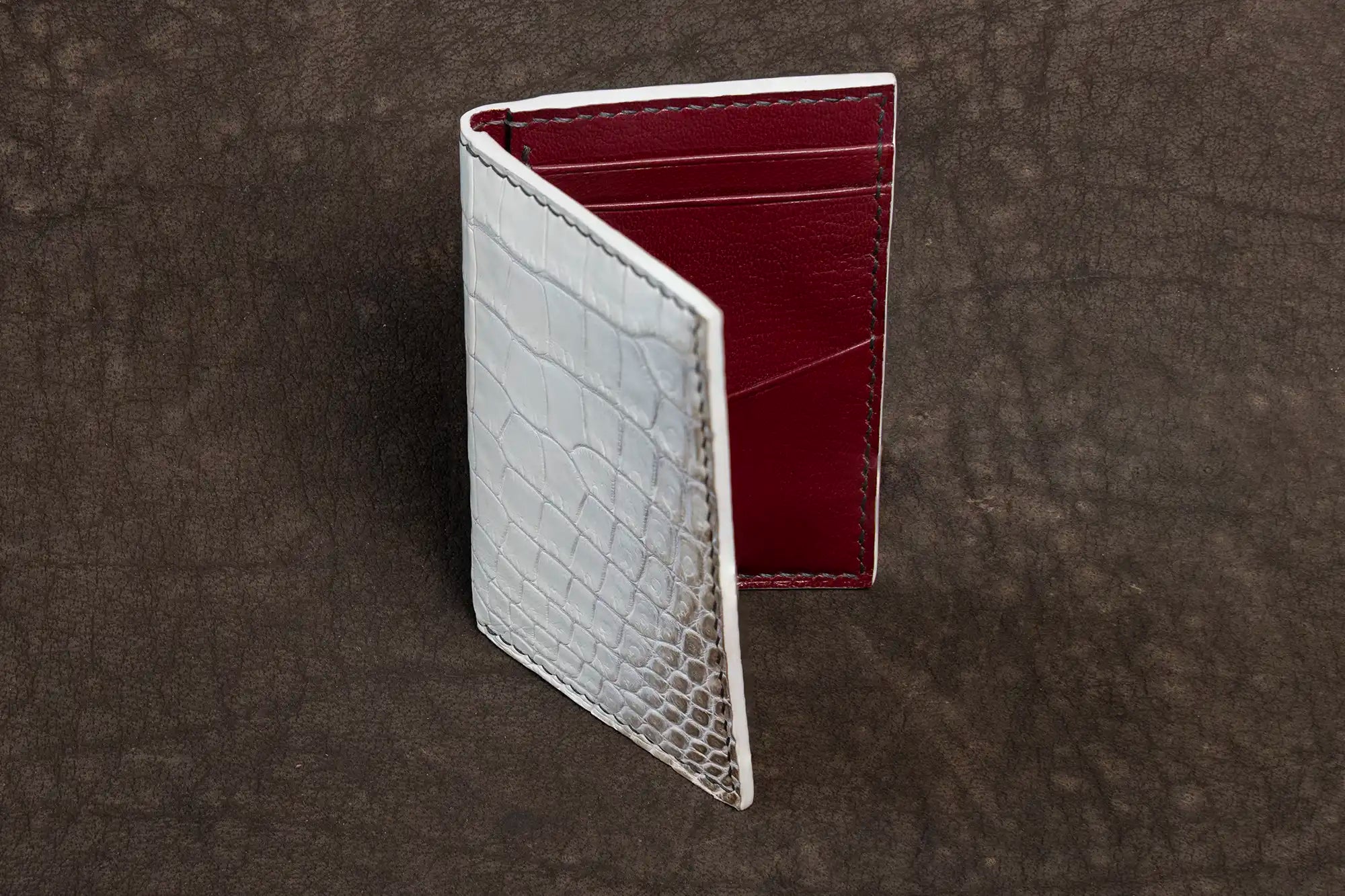 Load video: card holder crocodile